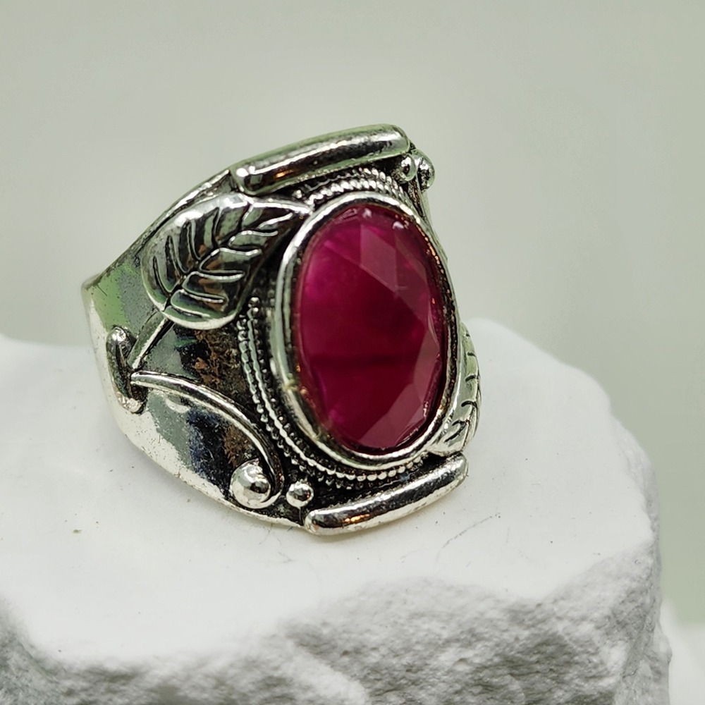 Red Faceted Glass Silver Tone Leaf Vine Statement Ring Size 10.5 Boho Cocktail